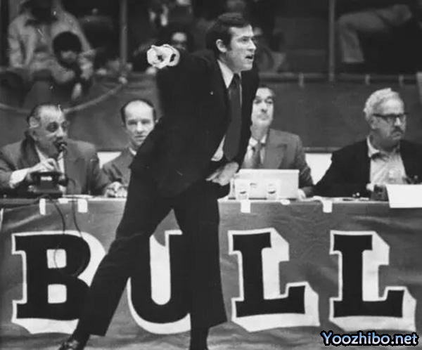 1970-71赛季，迪克-莫塔如何引领芝加哥<a href=/lanqiu24/bulls/ target=_blank class=infotextkey>公牛</a>队逆袭，揽获最佳教练殊荣